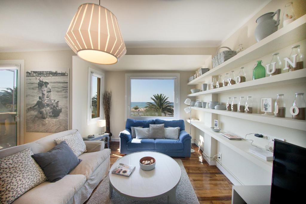 ein Wohnzimmer mit einem Sofa und einem Tisch in der Unterkunft La Terrace - IB. Apartments in San Sebastián