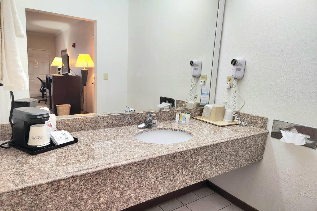 Days Inn by Wyndham Navasota - Error