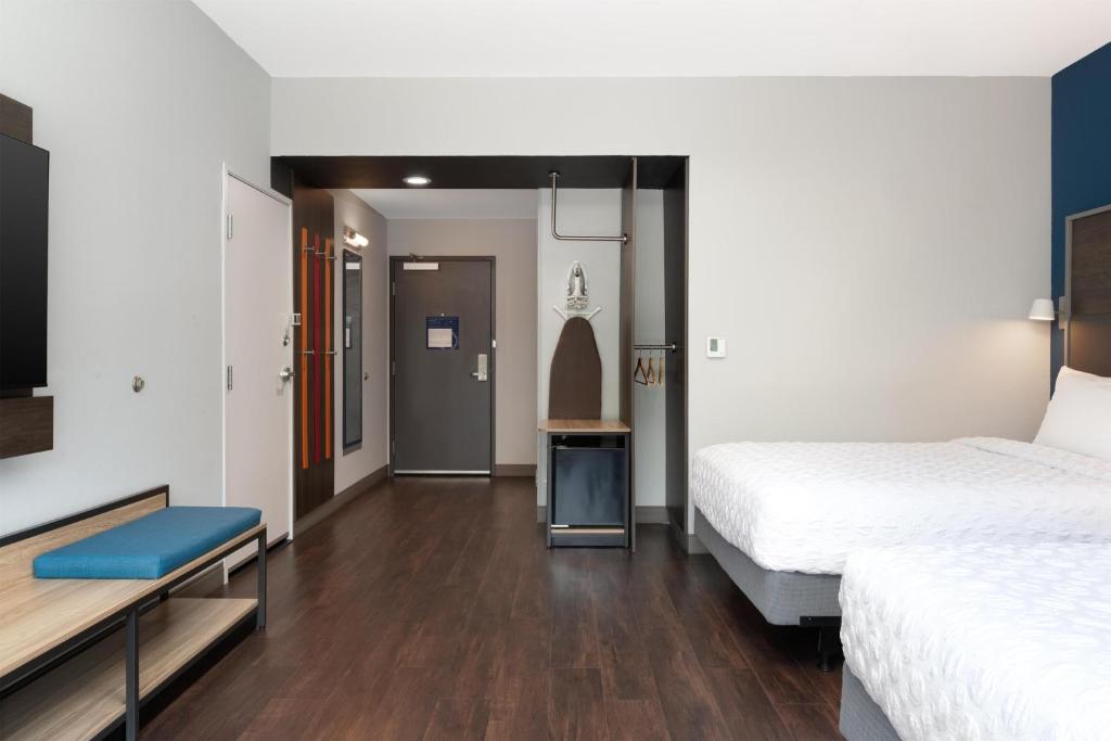 Tru By Hilton Brunswick - Queen Room With Two Queen Beds And Walk-In Shower