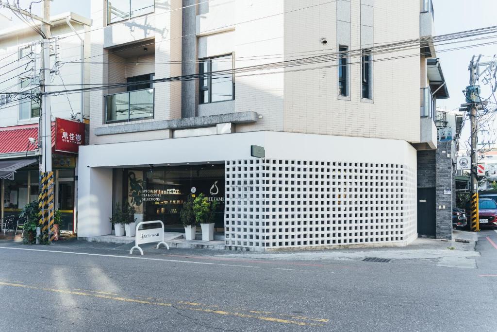 ein Ladenlokal mit weißer Fassade an einer Straße in der Unterkunft Coffee&Drinks apt in Hualien