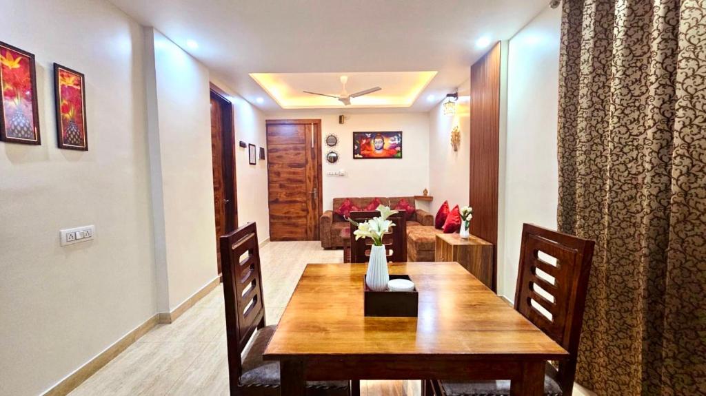 Un comedor con una mesa y una sala de estar. en Yogvan Luxury 1BHK Apartments Tapovan Rishikesh, en Rishīkesh
