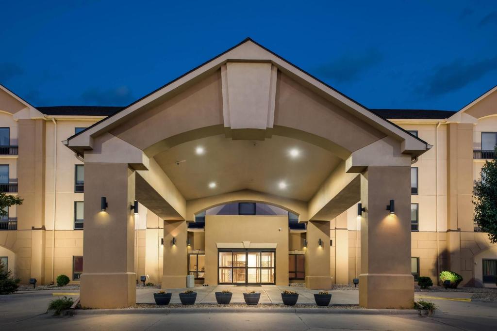 a large building with a large entrance at Days Inn & Suites by Wyndham Cedar Rapids in Cedar Rapids