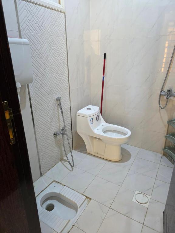 Ένα μπάνιο στο استديو انيق مع جلسه خارجيه