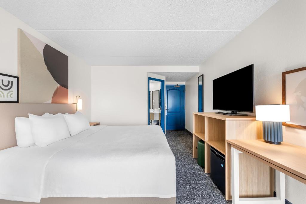 Spark by Hilton Green Bay - Camera King