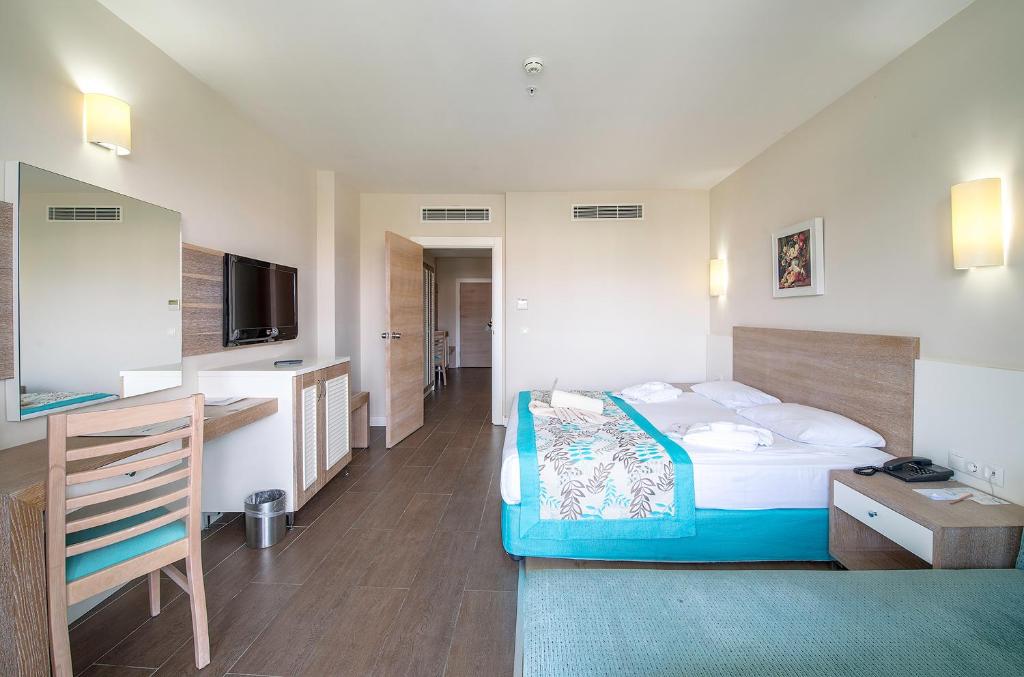 Sunrise Queen Luxury Hotel - Family Room (3 Adults + 1 Children)