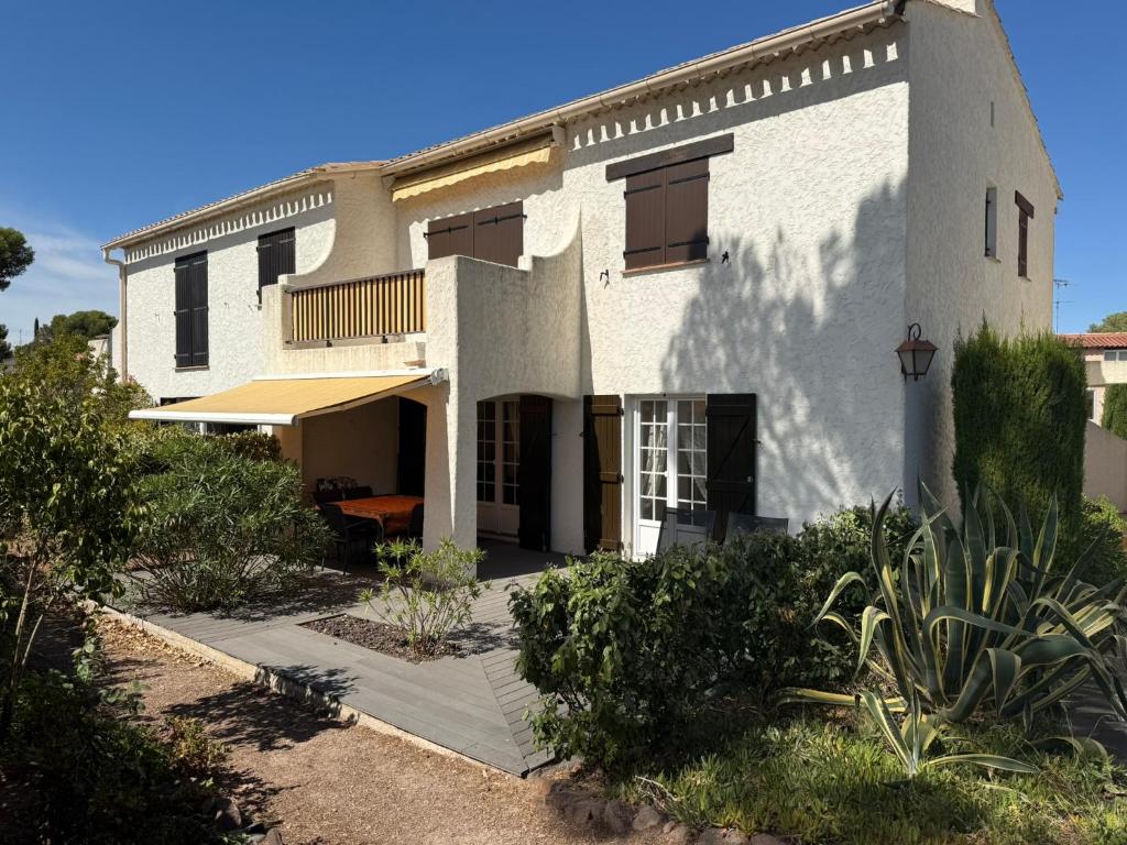 Tòa nhà nơi nhà nghỉ dưỡng tọa lạc