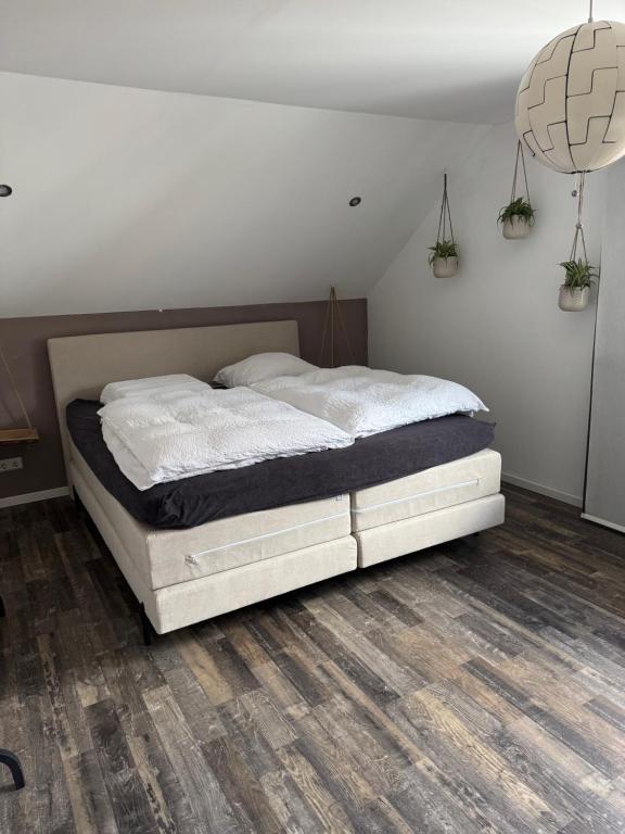 une chambre avec un grand lit dans une pièce dans l'établissement Licata Trade fair accommodation - Messezimmer, à Düsseldorf