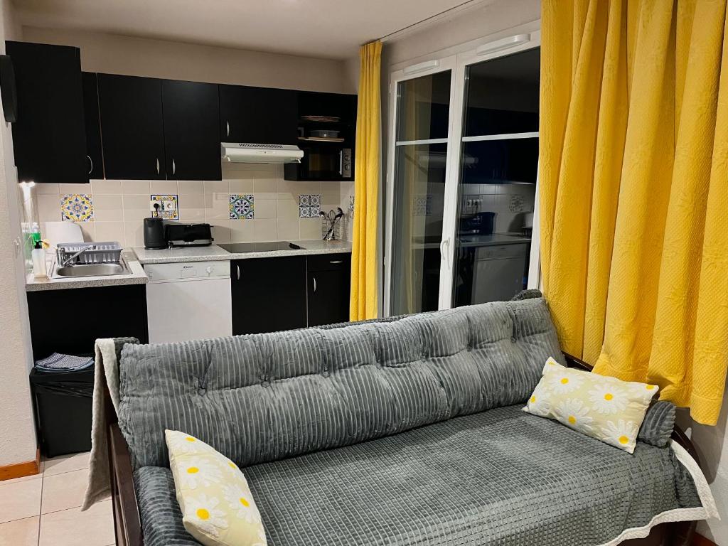 Η κουζίνα ή μικρή κουζίνα στο Appartement détente, piscine - sauna - vue sur le golf