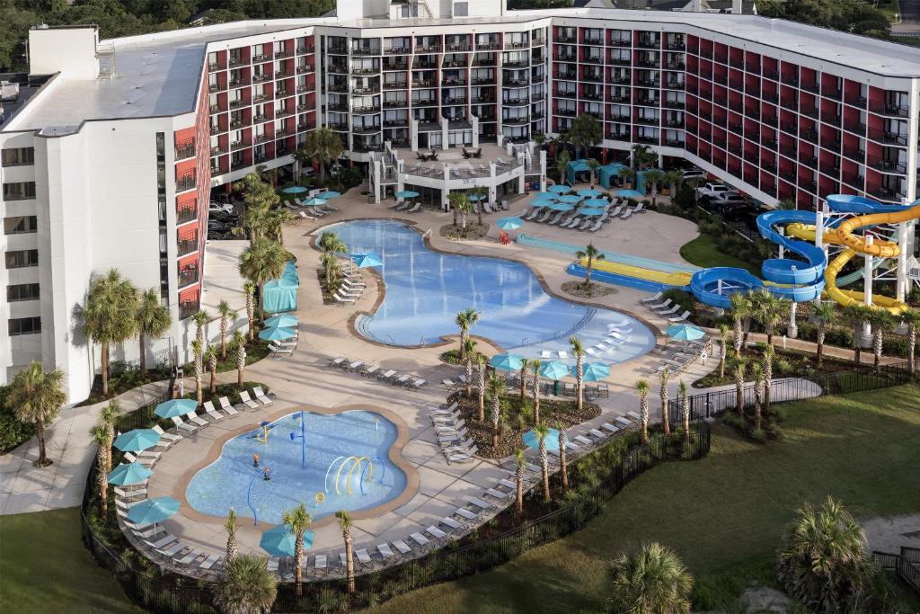 Una vista aérea de un parque acuático en un resort. en The Ellie Beach Resort Myrtle Beach, Tapestry By Hilton, en Myrtle Beach