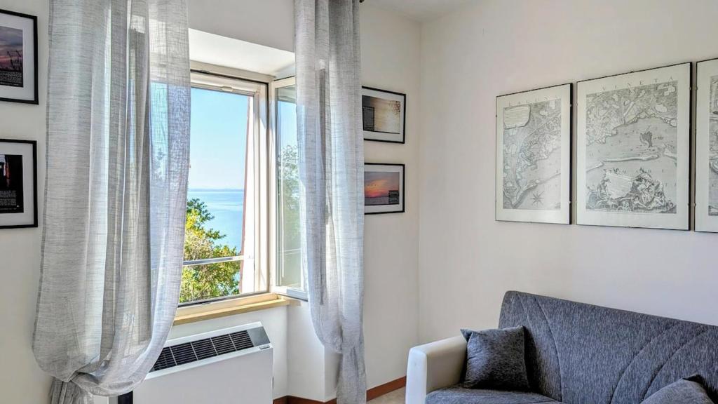 a living room with a window and a couch at Vista lago - Self check-in h24 - Borgo Segreto in Monte del Lago