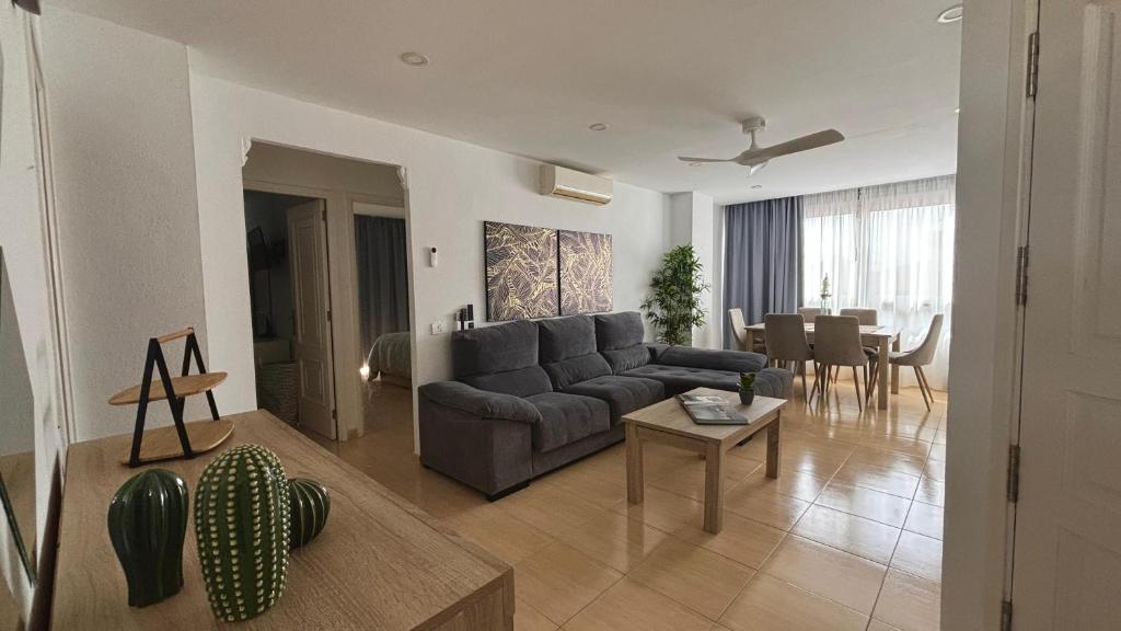 カンデラリアにあるAPARTAMENTO Ocean Elevenのソファとテーブルのあるリビングルーム