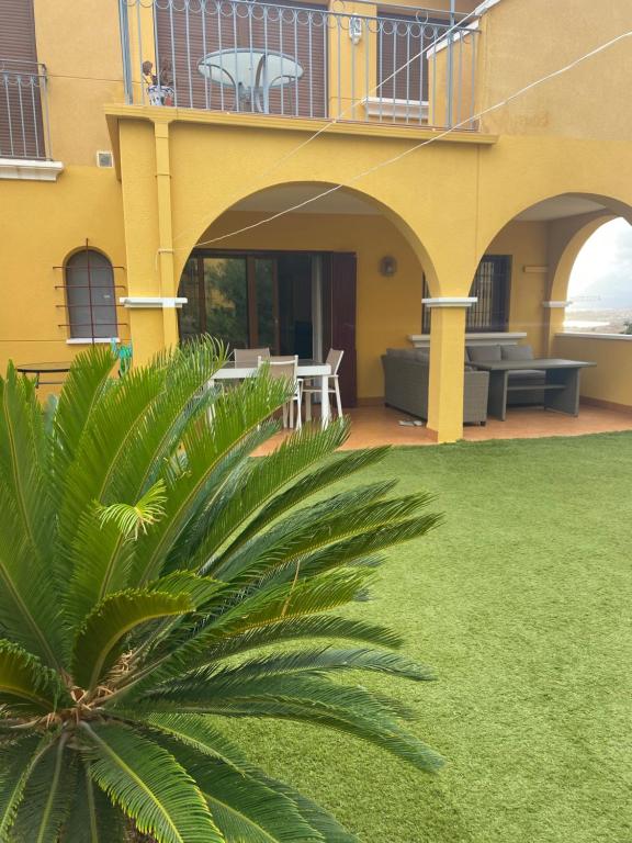 イスラ・プラナにあるBeautiful apartment with gardens - sea and mountain viewsのギャラリーの写真