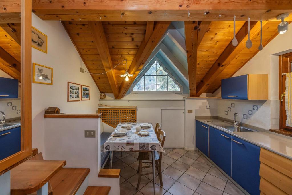 eine Küche mit blauen Schränken und einem Tisch in der Unterkunft Romantic Hideaway with Mountain View and Hiking Trails in Terzels