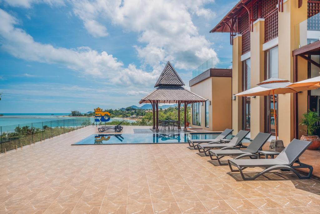 ein Resort mit Swimmingpool, Liegestühlen und einem Pavillon in der Unterkunft Leva Boutique Hotel in Ko Samui