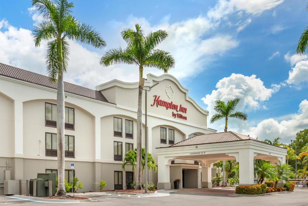 una rappresentazione della parte anteriore di un hotel con palme di Hampton Inn Fort Myers-Airport & I-75 a Fort Myers
