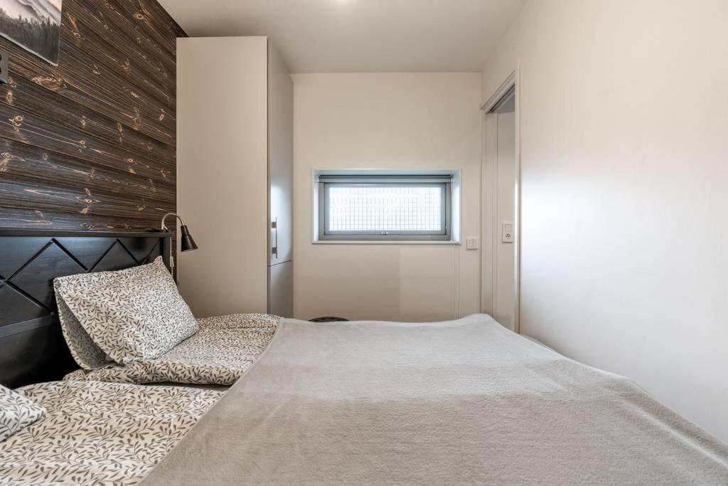 une chambre avec un grand lit et une fenêtre dans l'établissement Lindvallen Ski Resort - Sauna - 6 Guests, à Sälen