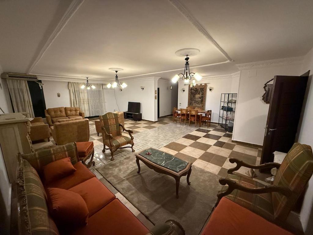 ein Wohnzimmer mit Sofa und Tisch in der Unterkunft Warm, cosy, prime location, friendly, spacious, in Kairo