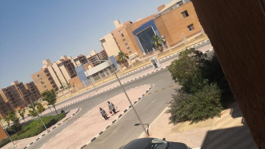 Blick auf eine Straße in einer Stadt mit Gebäuden in der Unterkunft كمبوند وصال ريزيدنس أمام مدينتي in Madīnat ash Shurūq