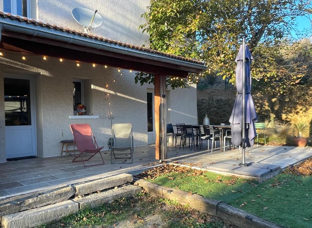 Saint-Barthélemy-de-ValsDomaine des Roches qui Dansent的带遮阳伞、桌椅的露台