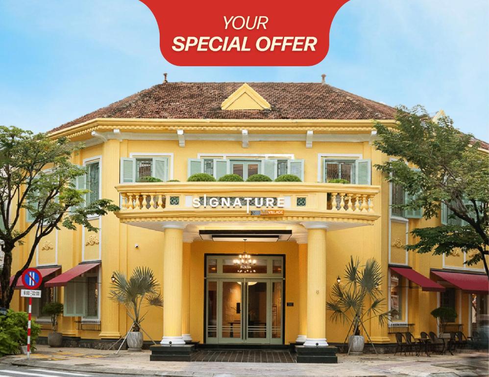 un bâtiment jaune avec un panneau indiquant votre offre spéciale dans l'établissement Signature by M Village Danang Heritage, A modern luxury stay, à Đà Nẵng