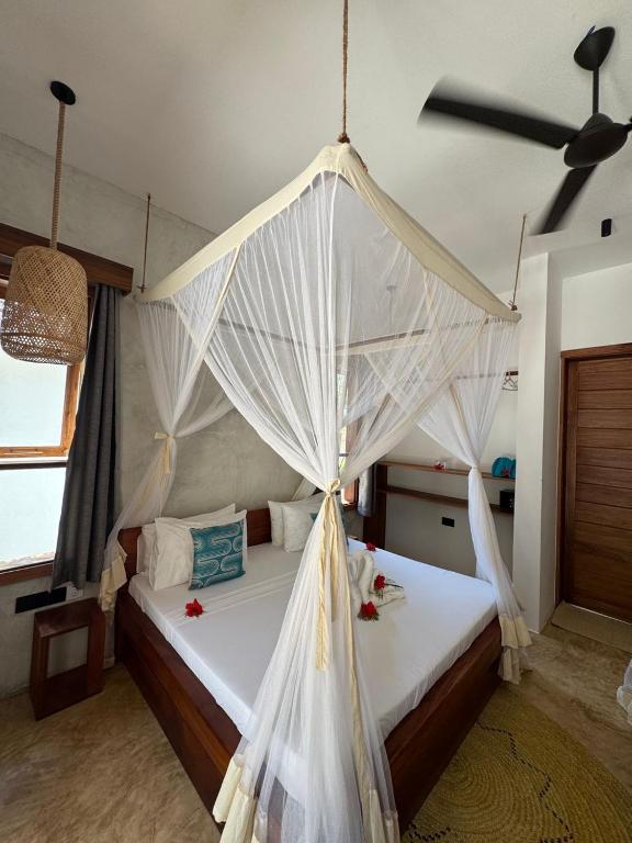 Besh kishi meni yalab, teginishdi.