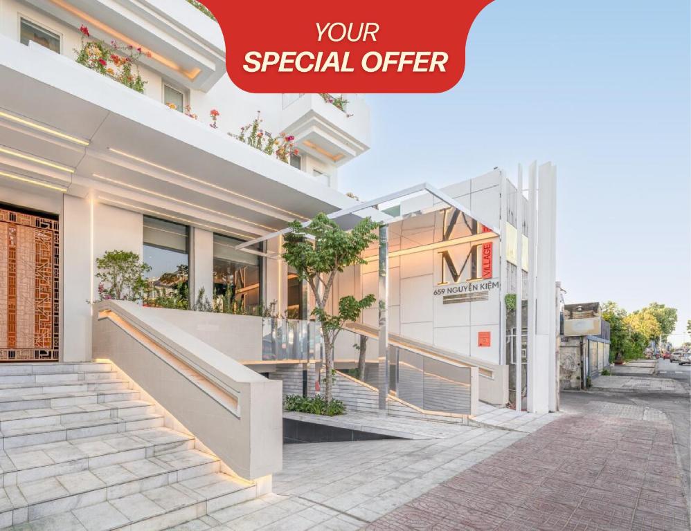 Un edificio con un cartel que dice "Su oferta especial". en M Village Nguyễn Kiệm - Cosmo Airport Hotel, en Ho Chi Minh