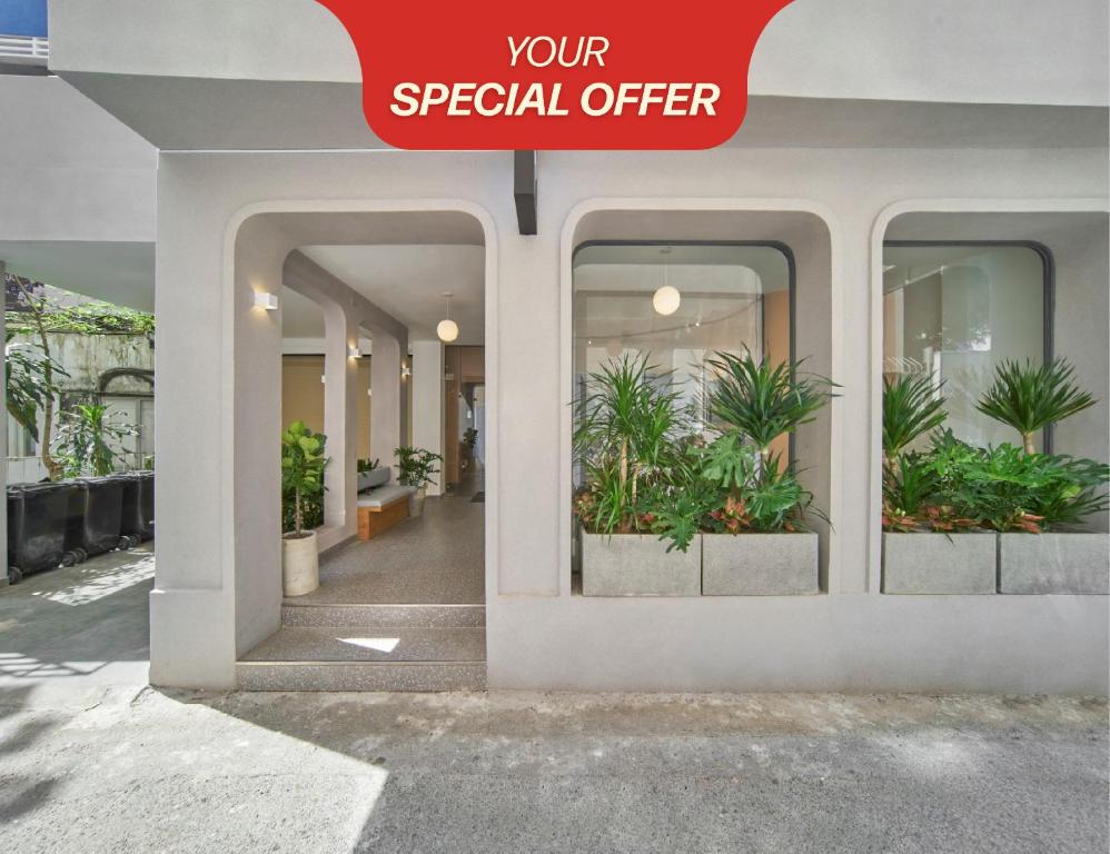 un bâtiment avec un panneau indiquant votre offre spéciale dans l'établissement Express by M Village Nguyễn Du, à Hô-Chi-Minh-Ville