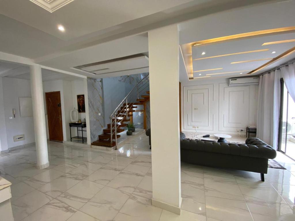 a living room with a couch and a staircase at La Belle Escale in Pikine
