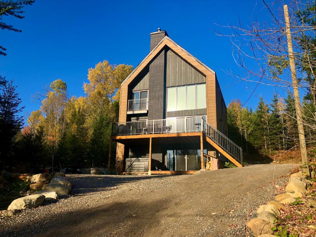 une maison au bord d'une route dans l'établissement Delarose Cottage, Ski, Spa, pool table & starry night, à Saint-Côme