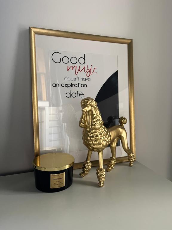 a gold lion figurine next to a picture at Piotrkowska 37 -MINI LOFT- Green Leaf in Łódź