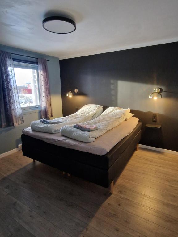 Postel nebo postele na pokoji v ubytování 2 bedroom apartment near Tromsø