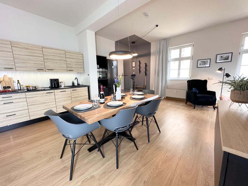 Kuchyň nebo kuchyňský kout v ubytování Studio Alte Mädchenschule, Sauna, 6 Personen, Hund, am Saurierpark, Boxsprinbetten, gratis Kaffee und Tee, Minibar