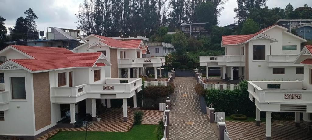 een rij huizen met rode daken bij Blissfull Meadows in Ooty