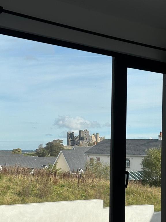 una ventana con vistas al castillo en DeerPark shared accommodation, en Cashel