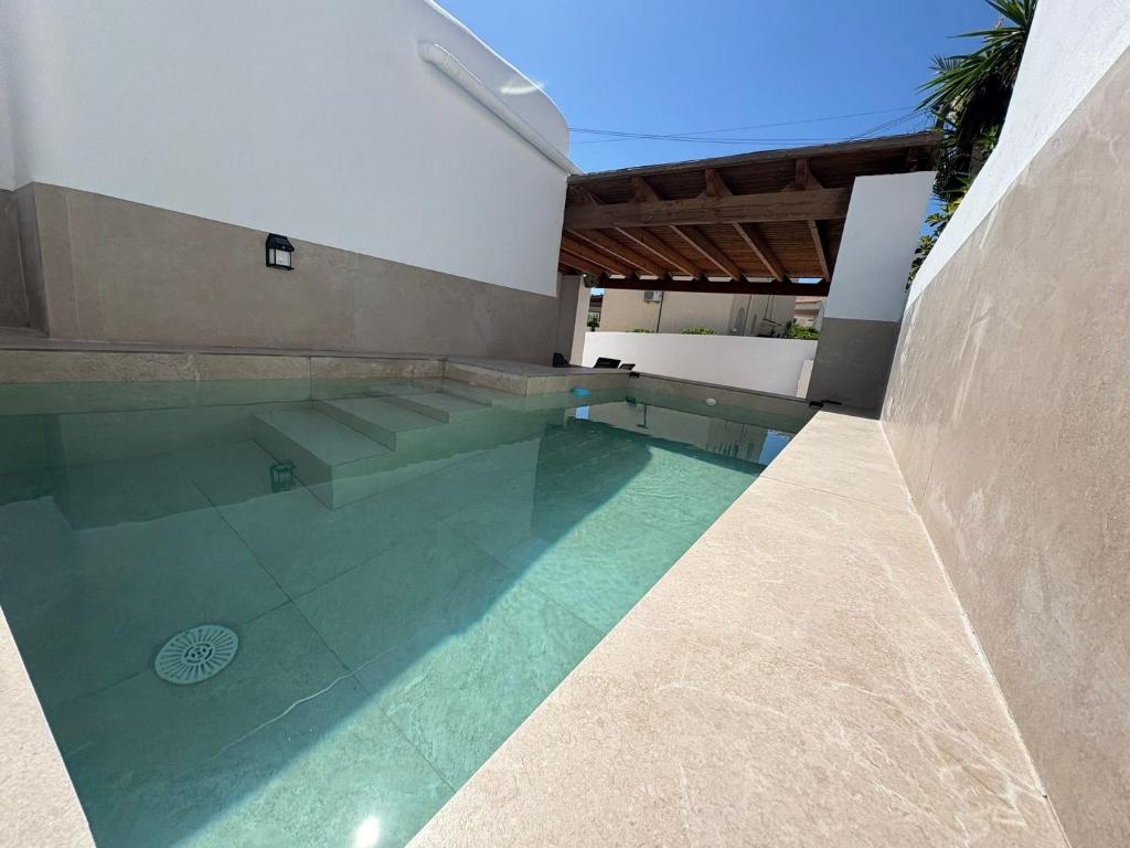 una piscina en el lateral de una casa en Stella Villa Mojacar, en Mojácar
