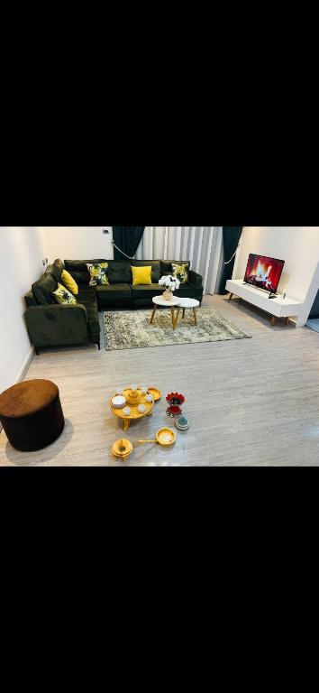 アディスアベバにあるFaithのソファとテーブルのあるリビングルーム