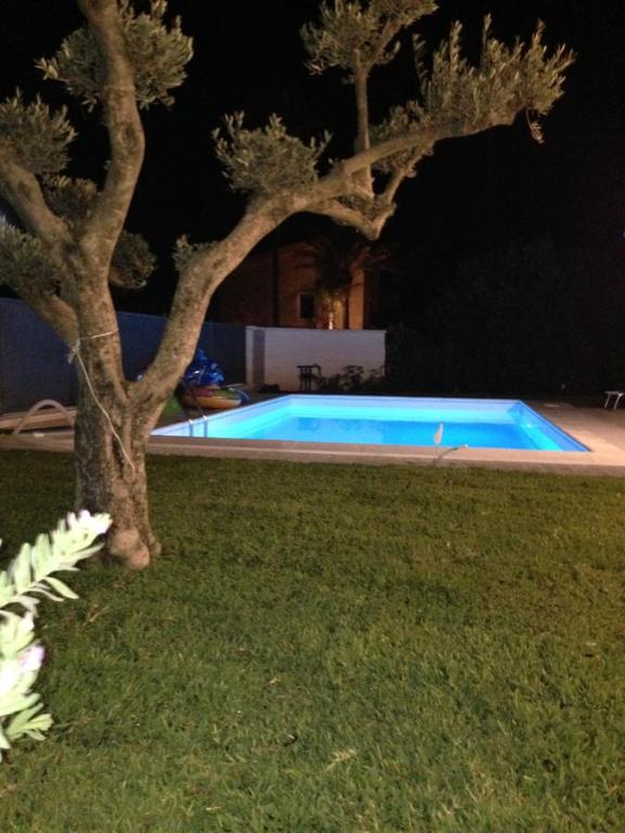 uma piscina num quintal à noite em Villetta San Leone em Agrigento