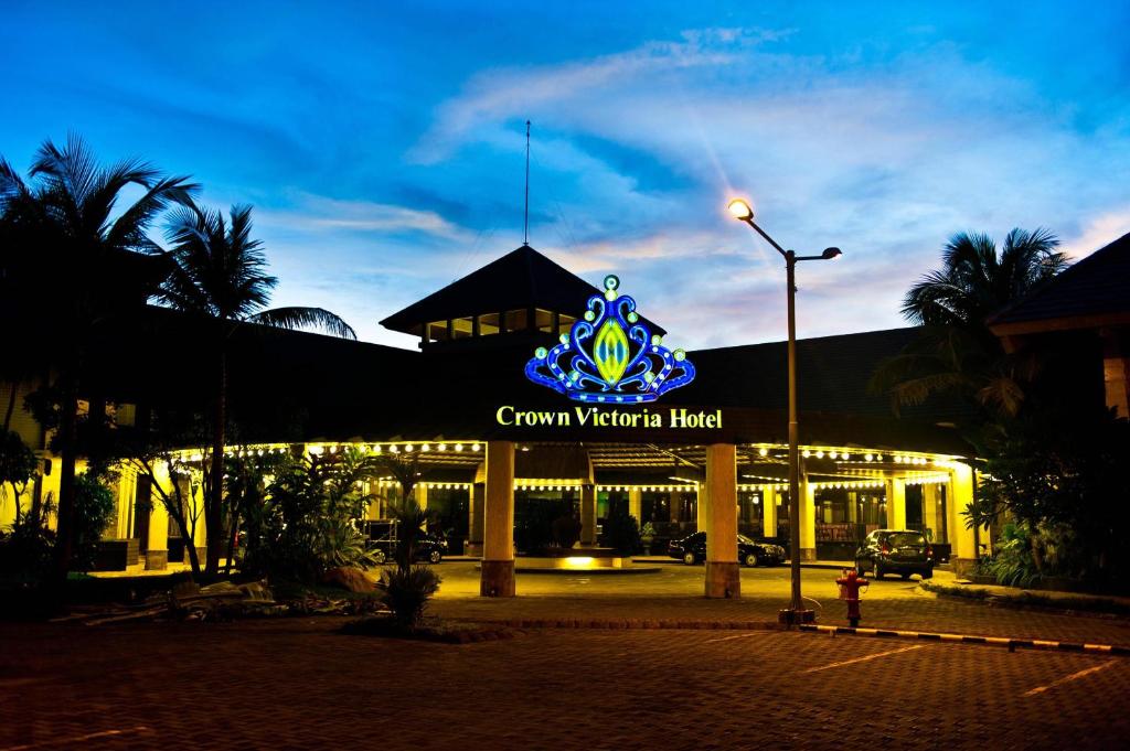 un edificio con un cartel que lee Curry veraza hotel en Crown Victoria Hotel Tulungagung, en Tulungagung
