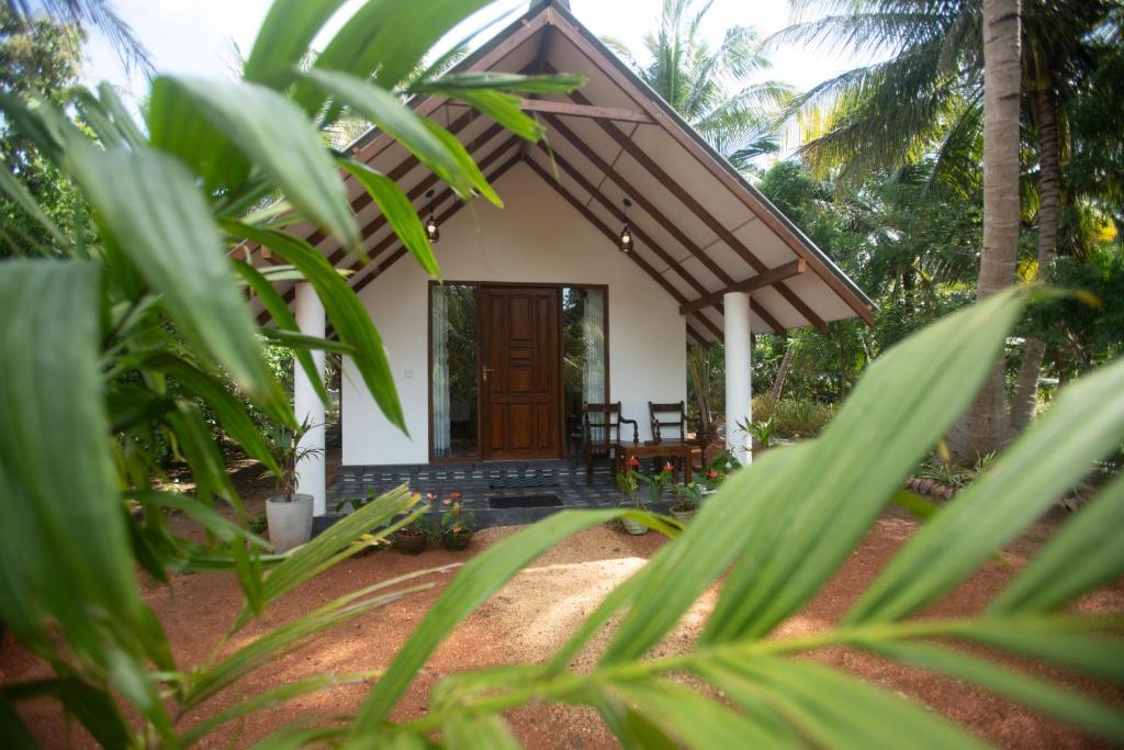 een klein huisje midden in een bos bij Middle of The Village Sigiriya in Palutawa