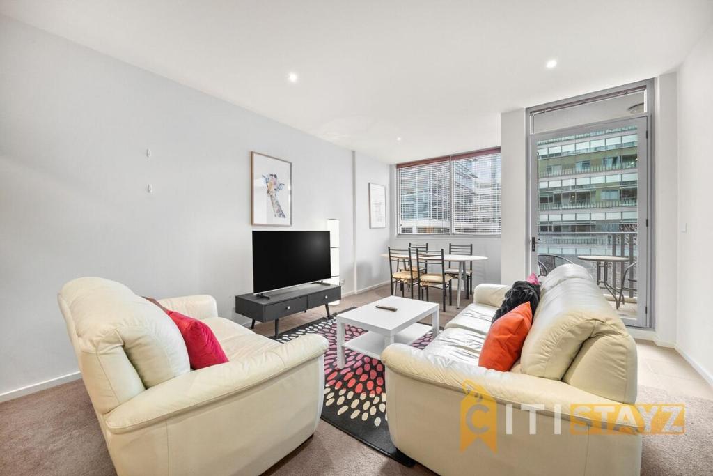 TV a/nebo společenská místnost v ubytování Pretty Penthouse - Close to ANU