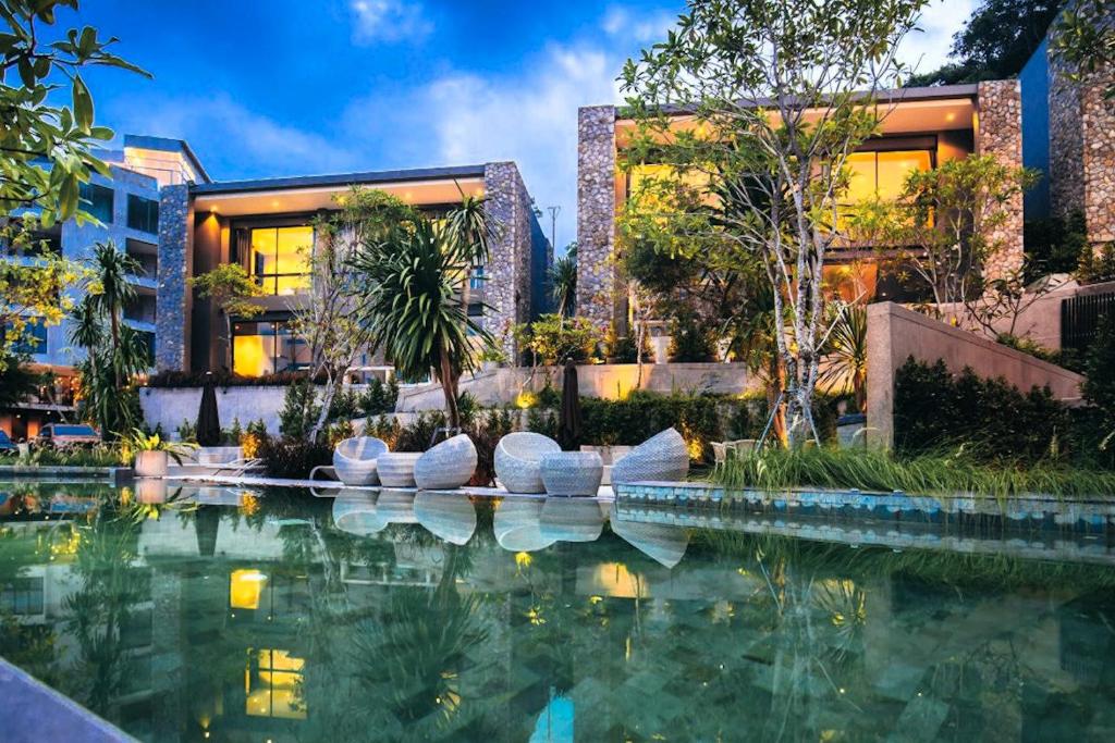 Bazén v ubytování Nature-Inspired 2BR Duplex P12 with pool and gym nebo v jeho okolí