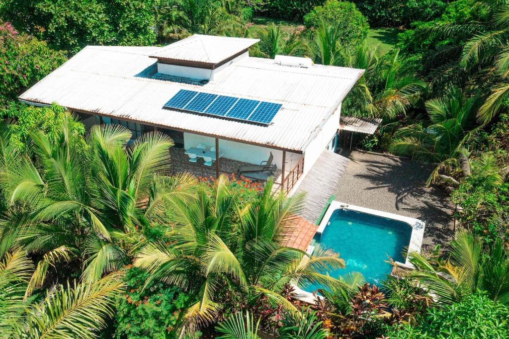an aerial view of a house with a swimming pool at Casa de las Palmas, Residencia Isabella in Parrita