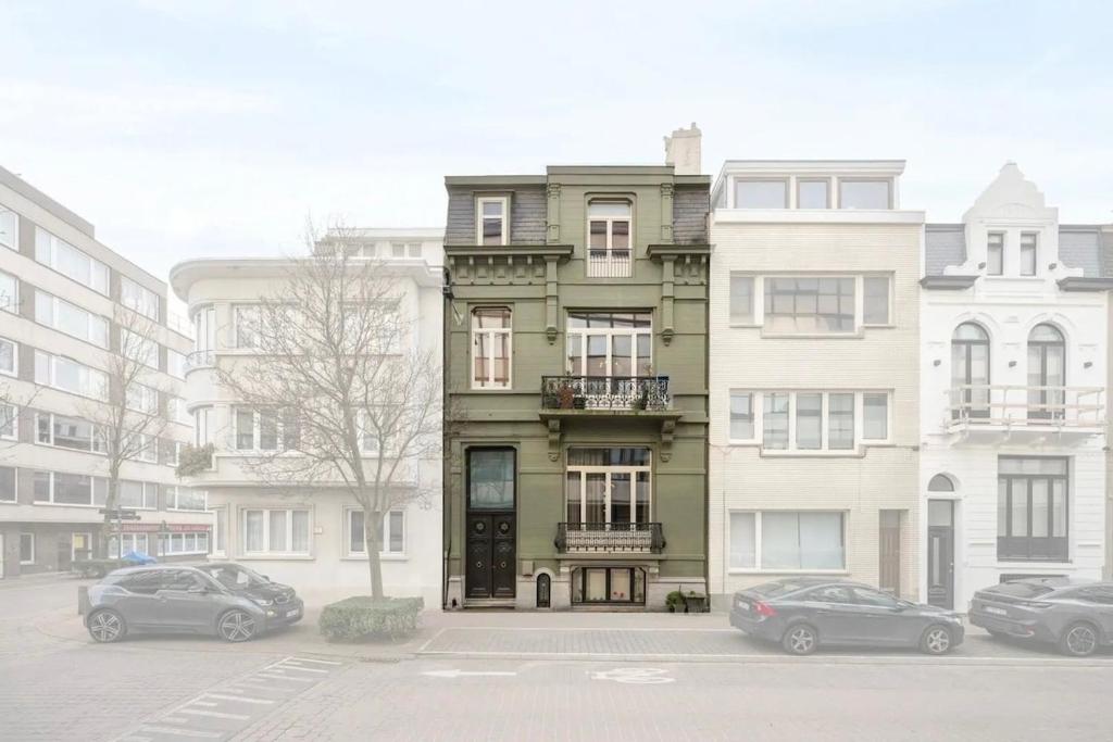 オーステンデにあるVilla Amandineの車が目の前に停まった緑の建物
