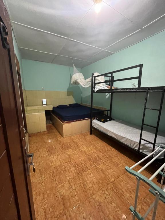 Ένα ή περισσότερα κρεβάτια σε δωμάτιο στο Sumatera Happy Track Tour Guest House