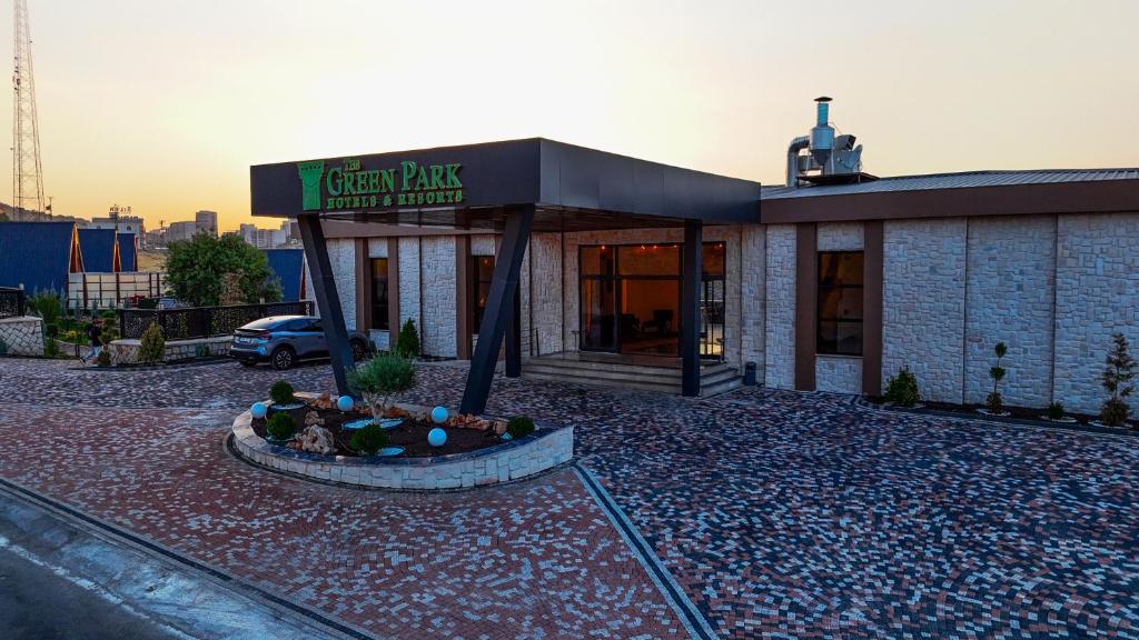 un edificio con una fontana di fronte a un ristorante di Green Park Mardin Hotel 