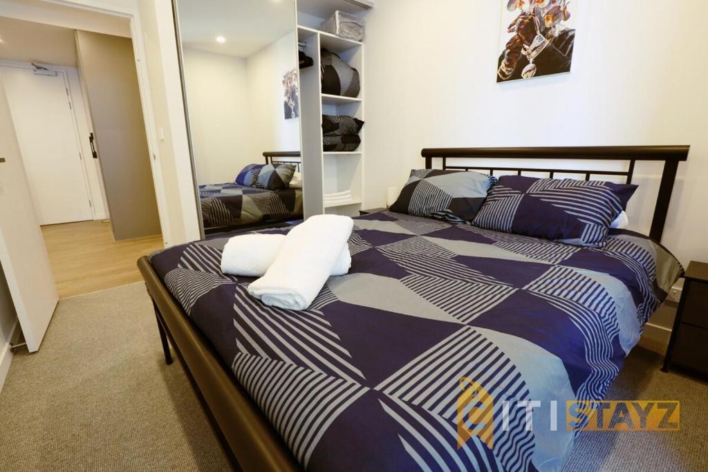 Postel nebo postele na pokoji v ubytování Sunny Yellow, 1Bd 1Bth 1Car Apt - Woden CBD