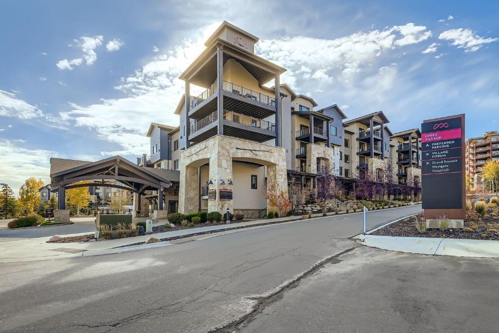 een groot appartementencomplex met een bord ervoor bij Silverado Getaway 124 condo in Park West Ski Area Heliport