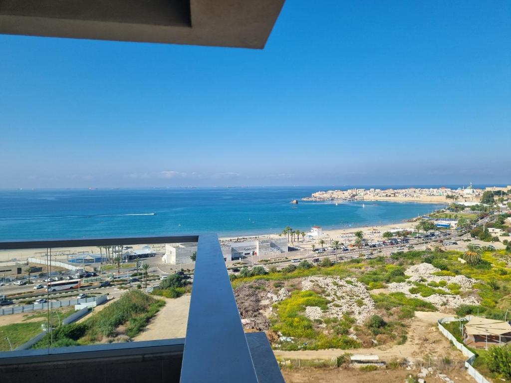 Blick auf den Strand vom Balkon eines Hauses in der Unterkunft Albi Boutique Apartments in Akkon