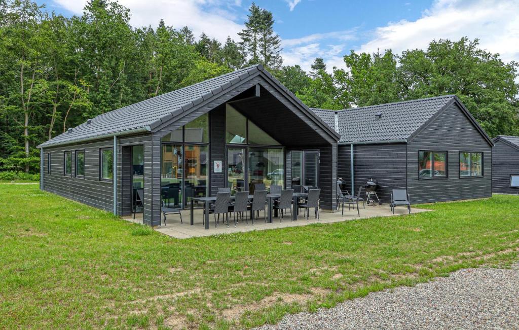 a black house with chairs and tables in a yard at Aqua 221 in Charlottenthal