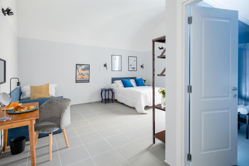 ナポリにあるPlebiscito Luxury Roomsのベッドとテーブルと机のある寝室